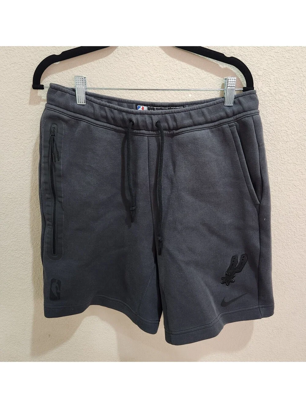 Nike Tech Fleece Shorts Mens Size Medium NBA San Antonio Spurs Gray Engineered